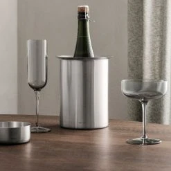 LOUNGE Wine Bottle Cooler With Freezer Cartridges 5 LOUNGE Wine Bottle Cooler With Freezer Cartridges